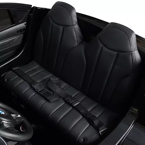 Zwei Sitze mit Sicherheitsgurten des Kinder-Elektroautos BMW X6 M F16 XXL