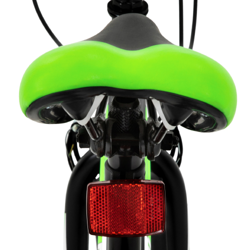 Grüner Sitz des Kinderrads von hinten, darunter roter Reflektor