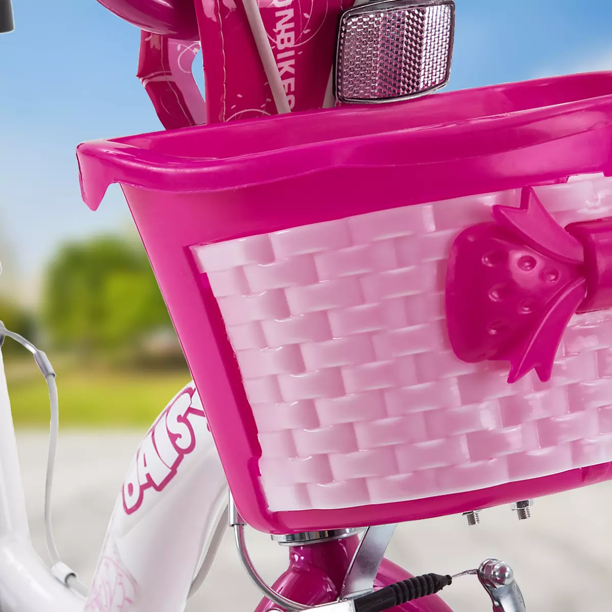 Pinker Fahrradkorb mit Schleife vorne am Kinderfahrrad