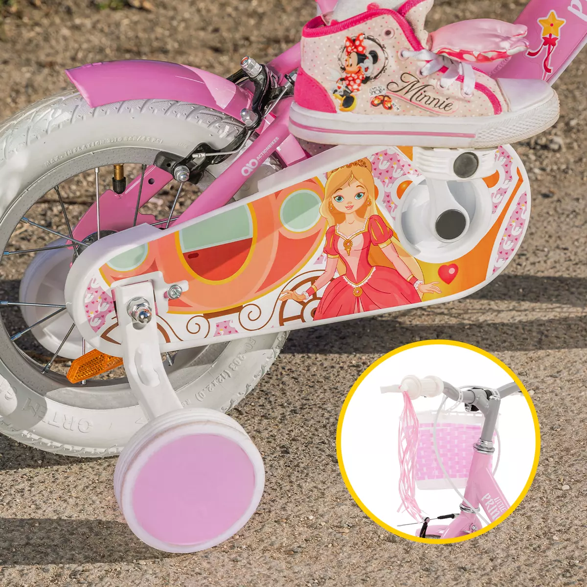 Bunter Prinzessinnen-Aufdruck auf Kettenschutz des Kinderrads, Lenker mit rosa Bändern