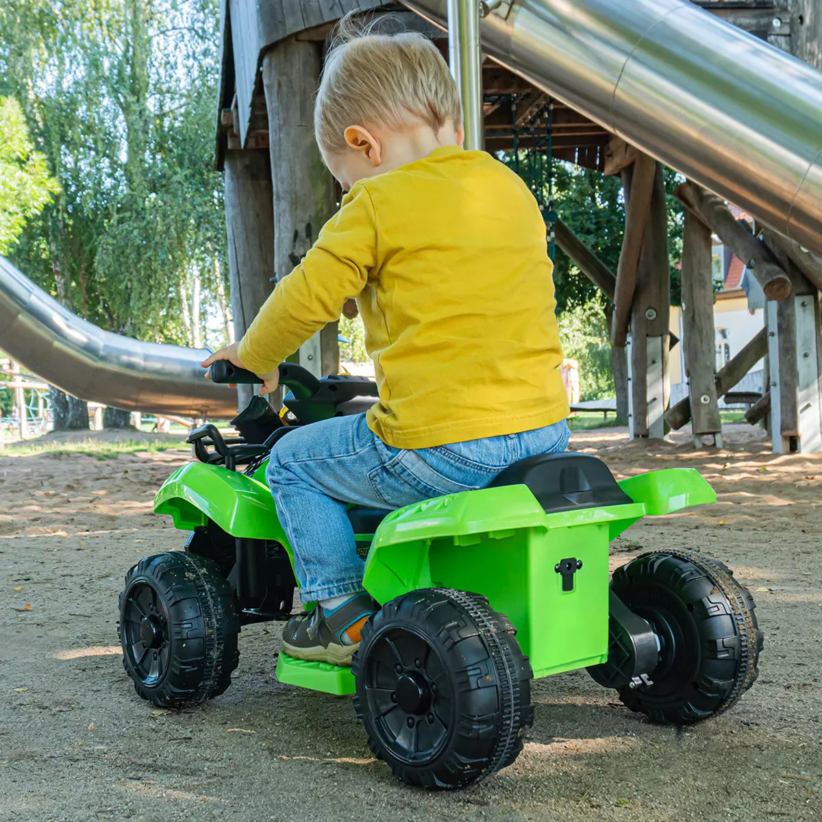 Kinder-Elektroauto Jumpy in Grün auf einem Spielplatz