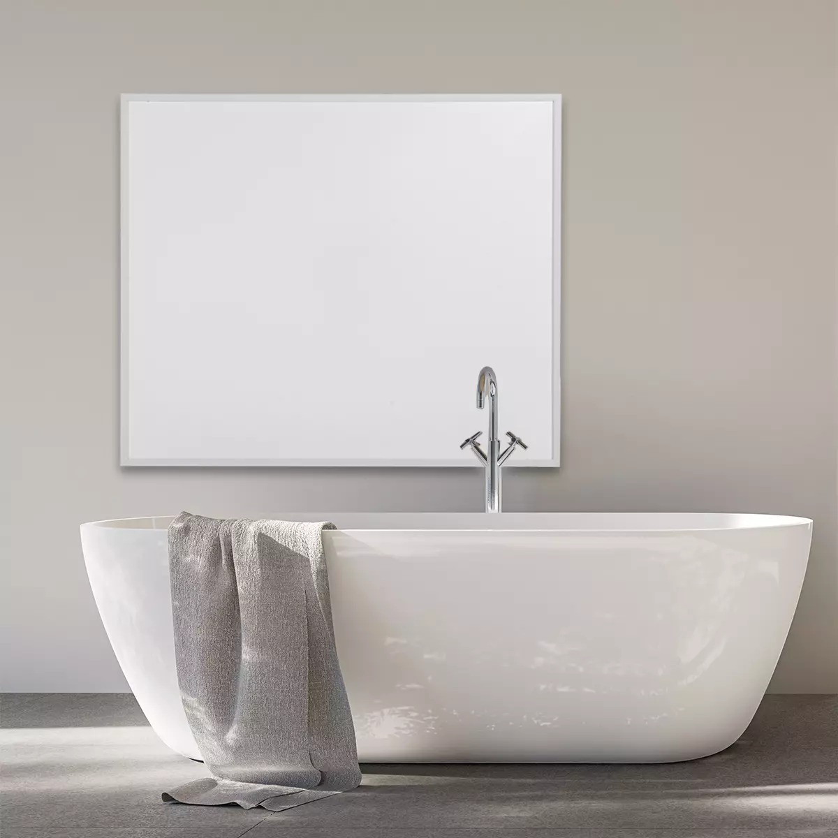 Infrarotheizung mit IP44-Spritzwasserschutz Weiße Infrarotheizung HF-HP106-2 an grauer Badezimmerwand, davor freistehende Badewanne
