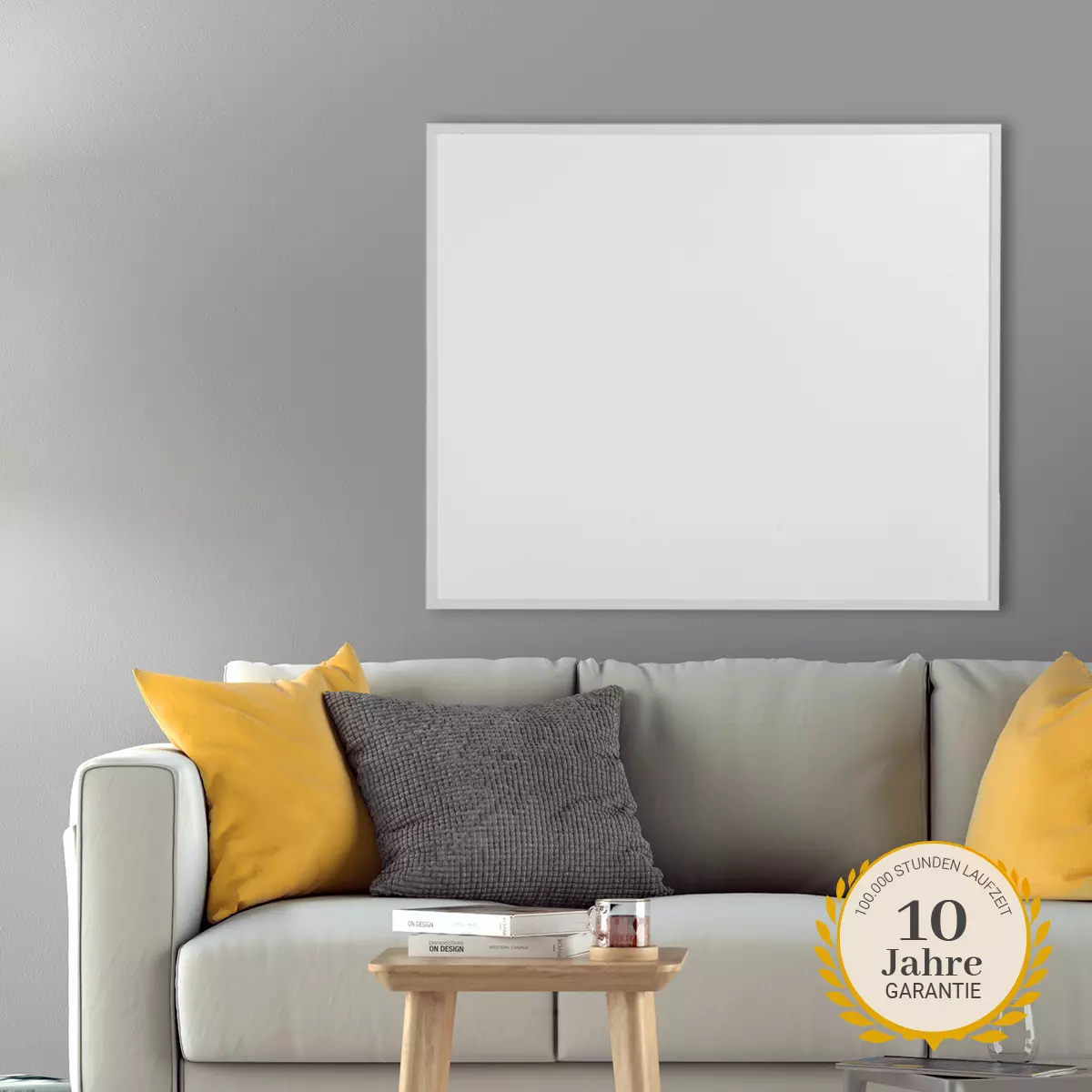 10 Jahre Garantie und 100.000 Stunden Lebensdauer Heidenfeld Infrarotheizung in Weiß an Wand, davor graues Sofa mit Kissen und Tisch