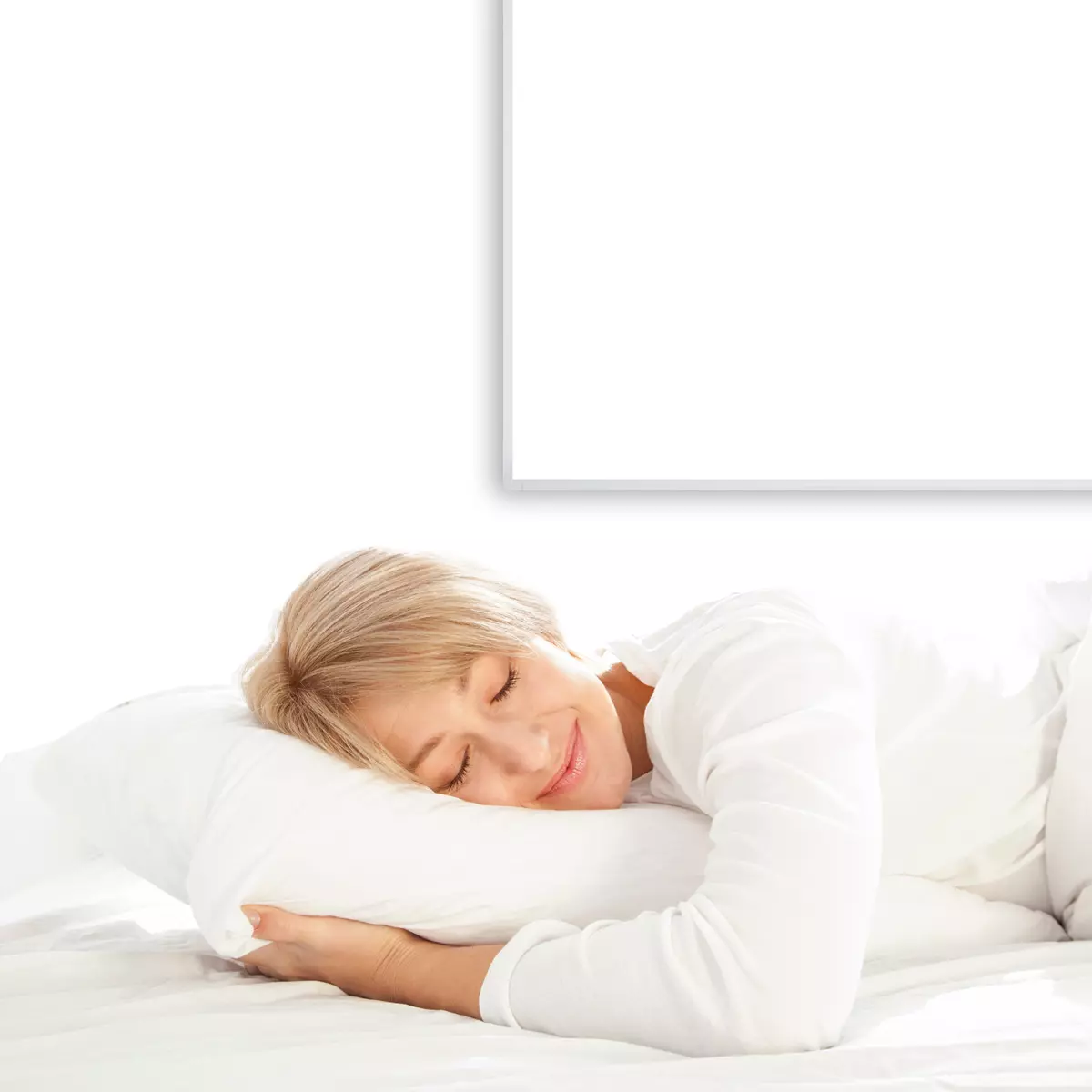 Frau schläft im Bett und genießt die Wärme der weißen Infrarotheizung