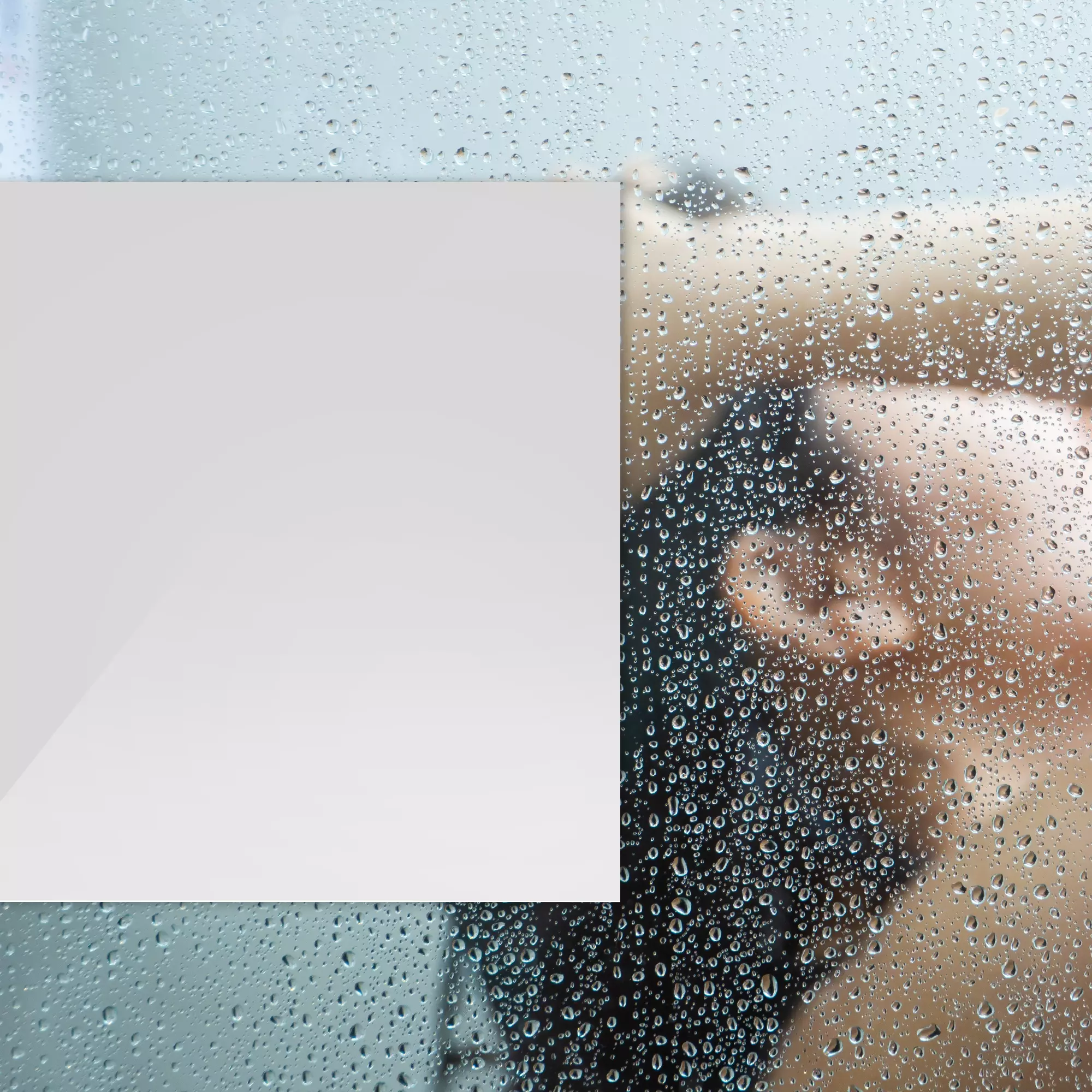 Frau duscht sich, davor die weiße Heidenfeld Infrarotheizung HF-HP130