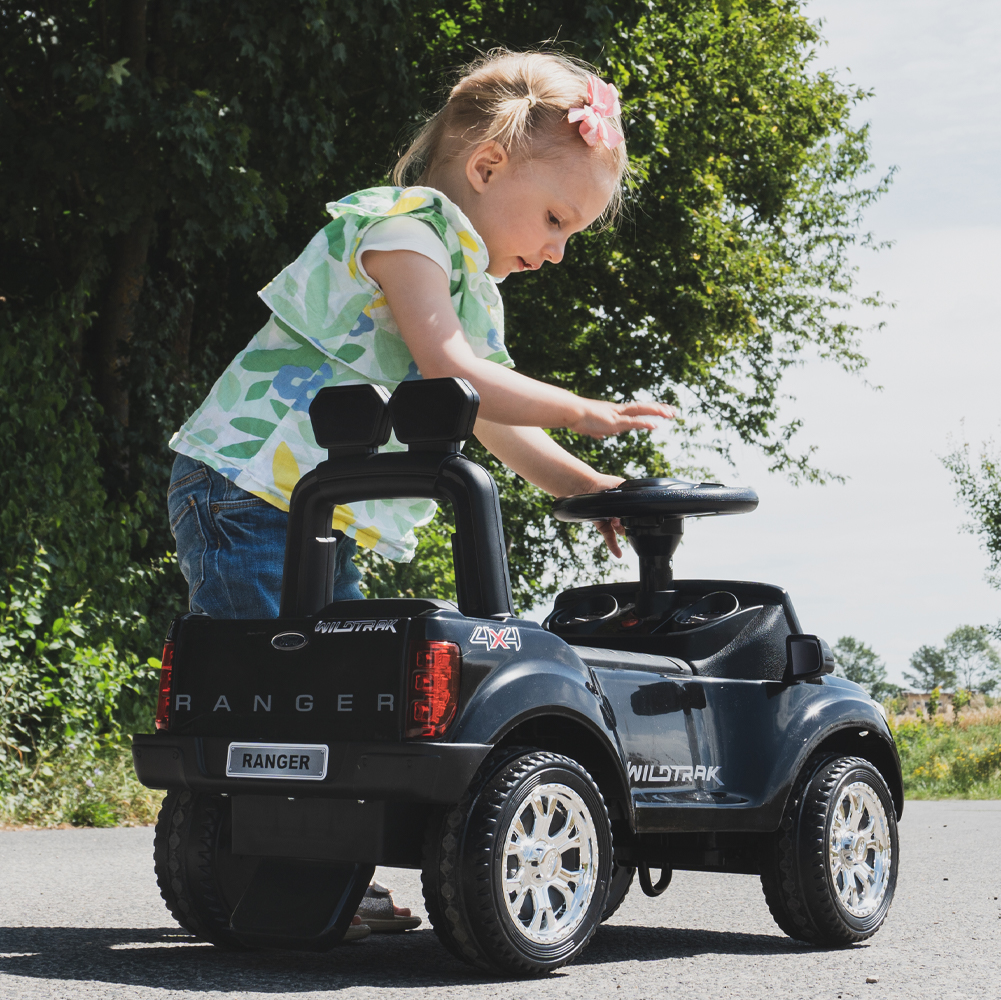 Ochrona przeciwsłoneczna dla dzieci matka pchająca samochód Ford Ranger