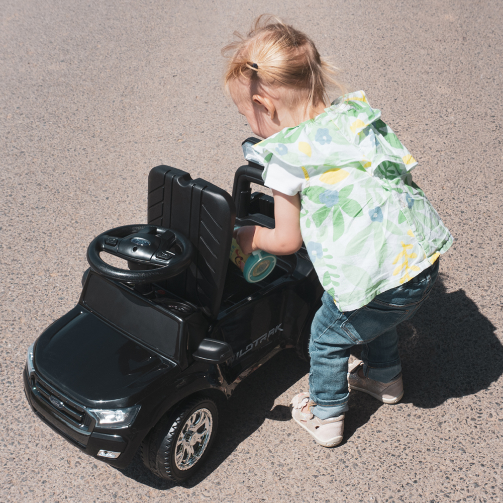 Ochrona przeciwsłoneczna dla dzieci matka pchająca samochód Ford Ranger